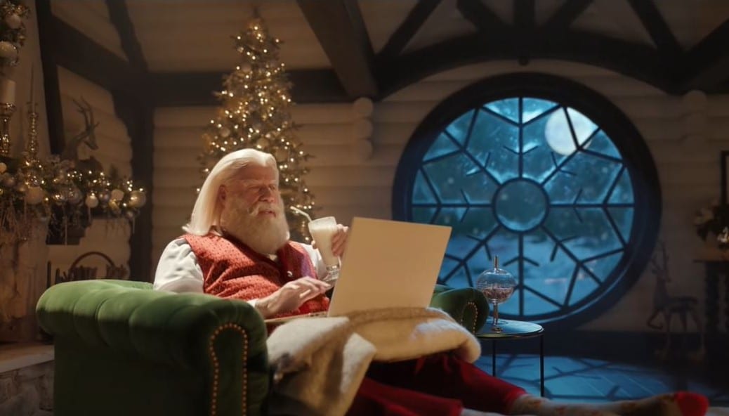 John Travolta è Babbo Natale in uno spot natalizio con Samuel L. Jackson