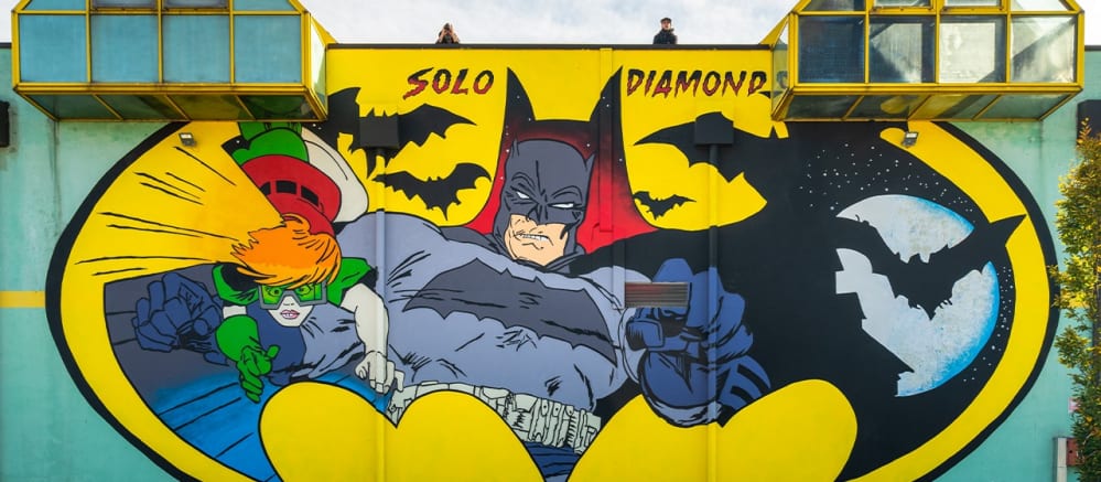 Il murale di Batman a Modena