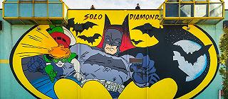 Batman, Panini Comics celebra l’eroe con un murale a Modena