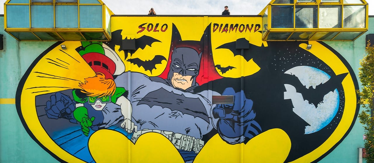 Batman, Panini Comics celebra l’eroe con un murale a Modena