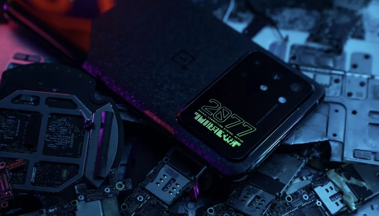 Cyberpunk 2077 X OnePlus 8T: lo smartphone si mostra in un video unboxing
