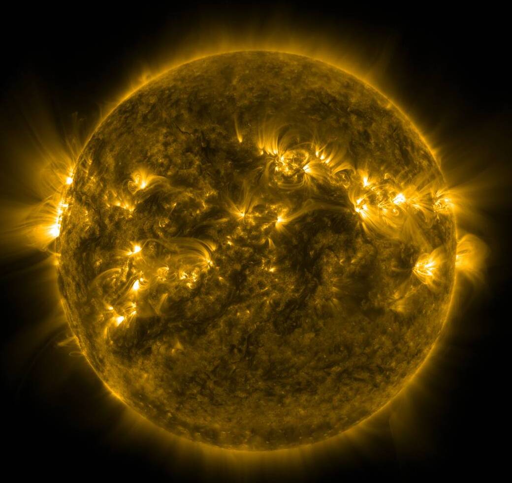 Sole: le particelle accelerano anche oltre i confini del Sistema Solare