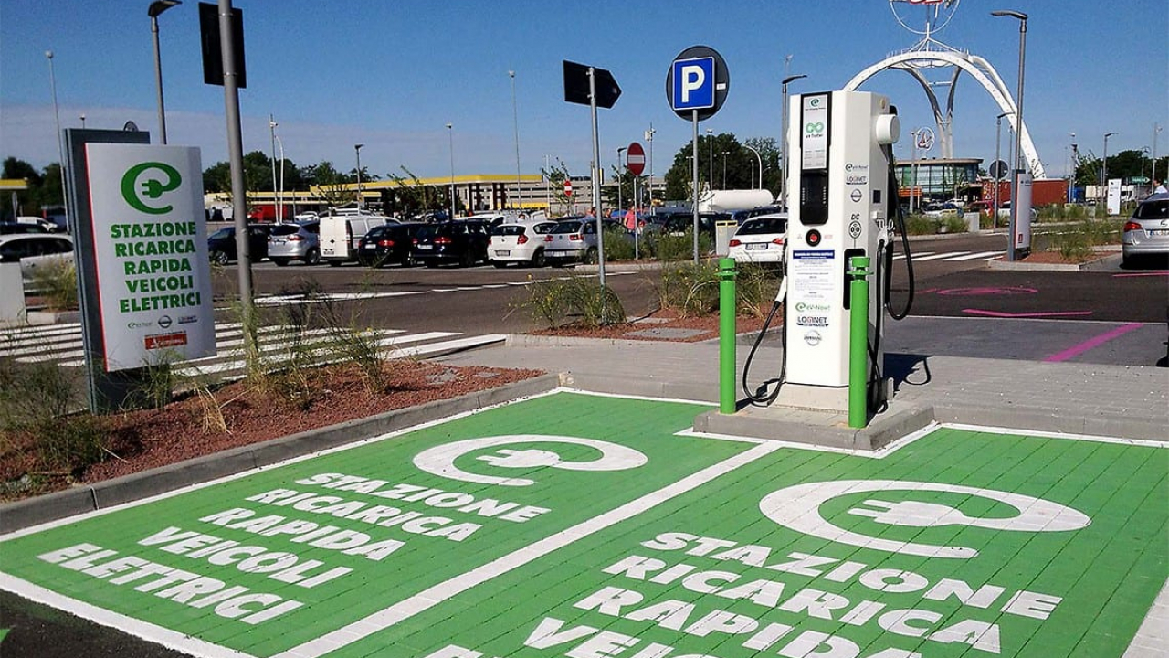 Auto elettriche, le autostrade dovranno avere una stazione di ricarica ogni 50Km