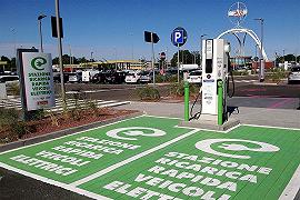 Auto elettriche, le autostrade dovranno avere una stazione di ricarica ogni 50Km