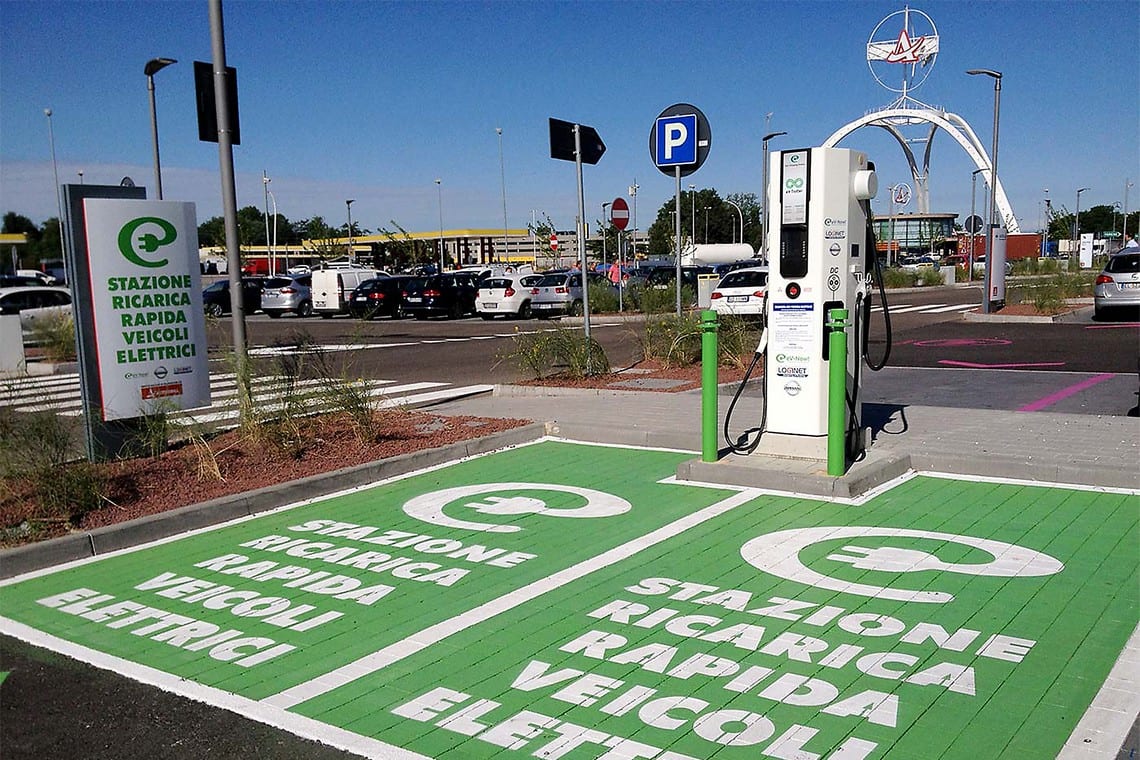 Auto elettriche, le autostrade dovranno avere una stazione di ricarica ogni 50Km