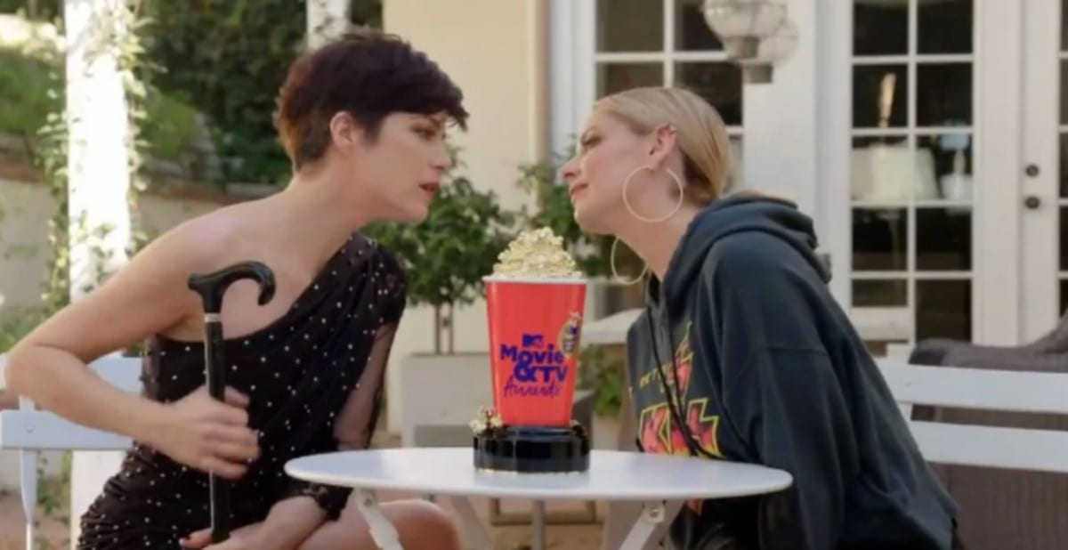 Cruel Intentions: Sarah Michelle Gellar e Selma Blair ricreano l’iconico bacio