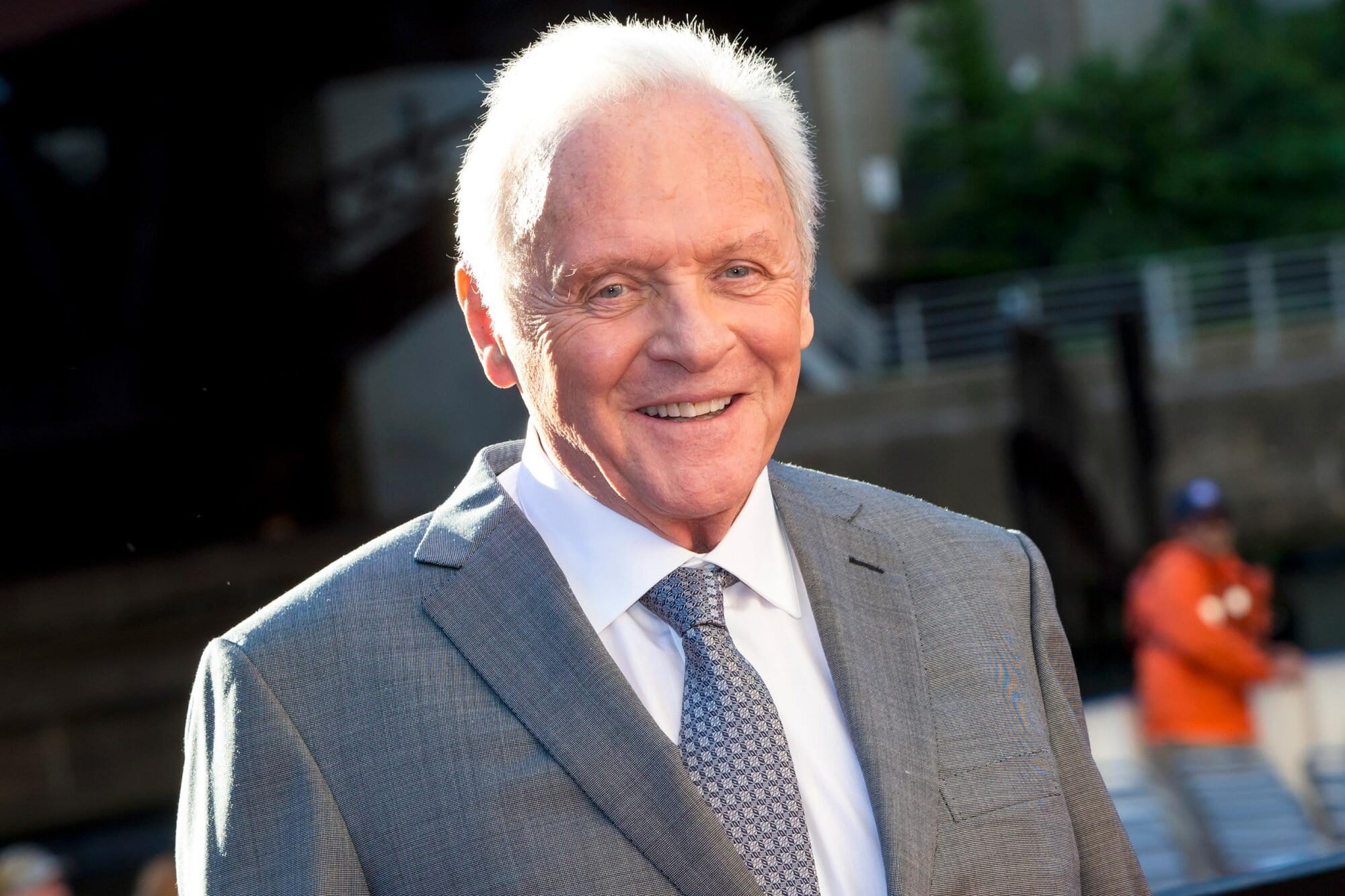 Anthony Hopkins celebra 45 anni di sobrietà in un sentito video su Twitter