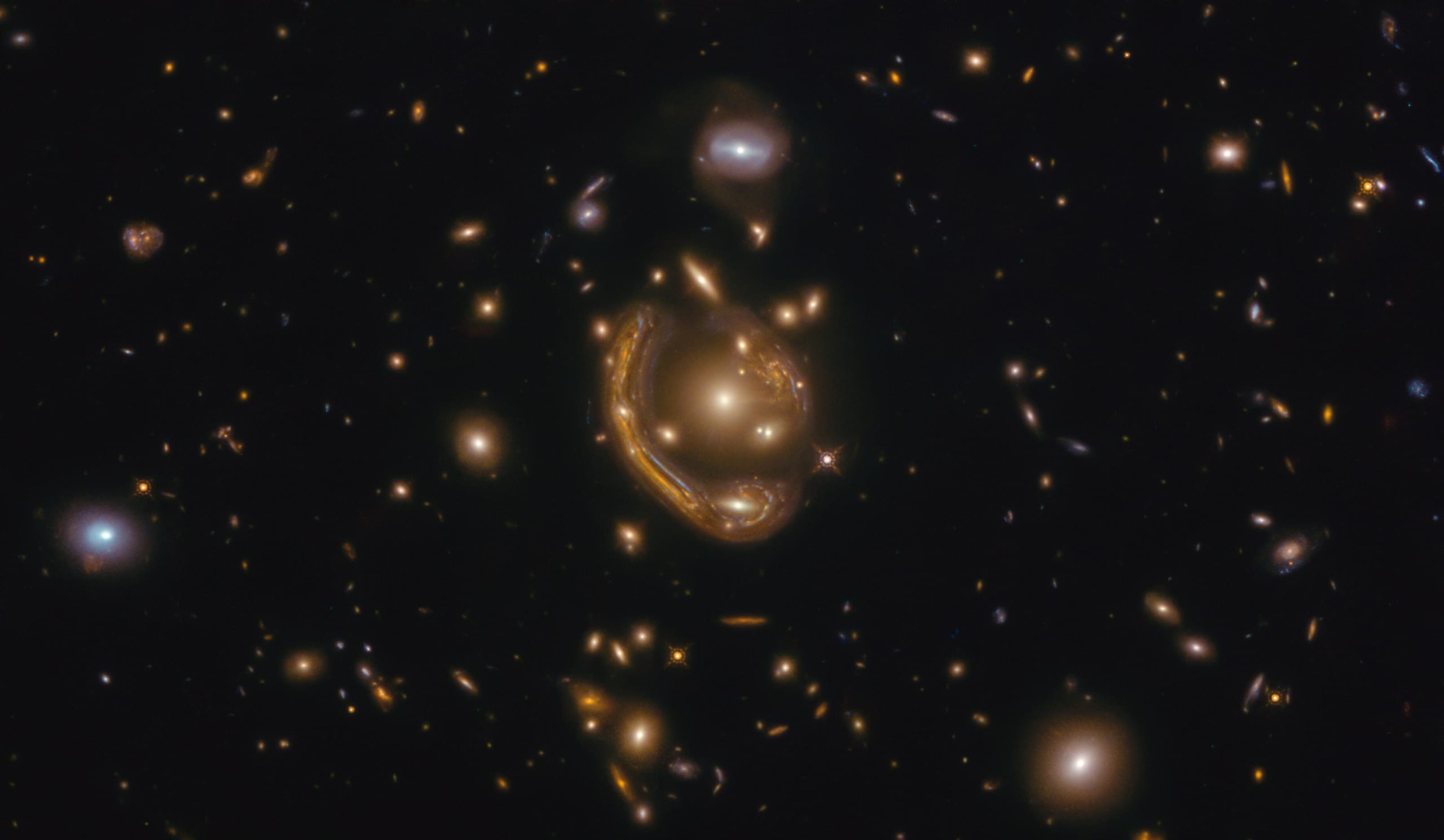 Anelli di Einstein: Hubble cattura l'anello più grande mai visto prima