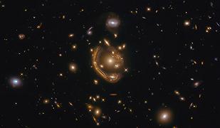 Anelli di Einstein: Hubble cattura l’anello più grande mai visto prima