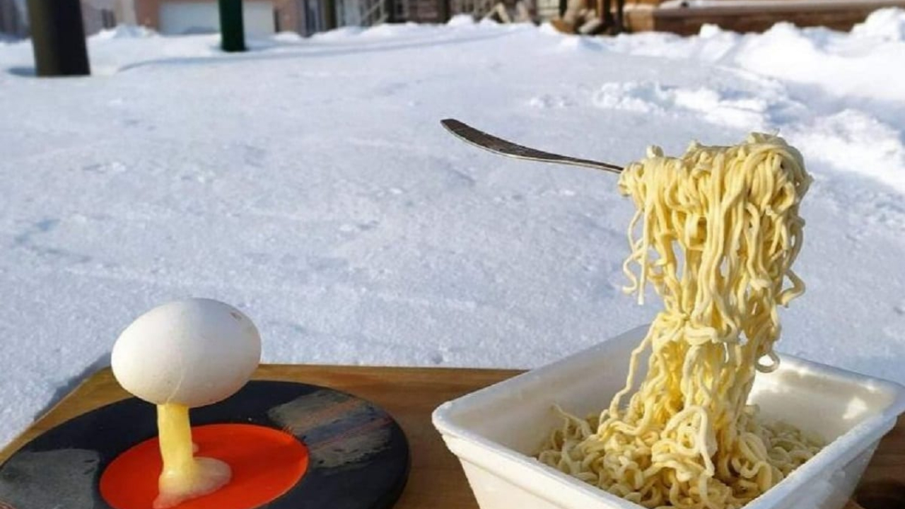Pasta congelata a mezz’aria, lo scatto che sta facendo il giro del web