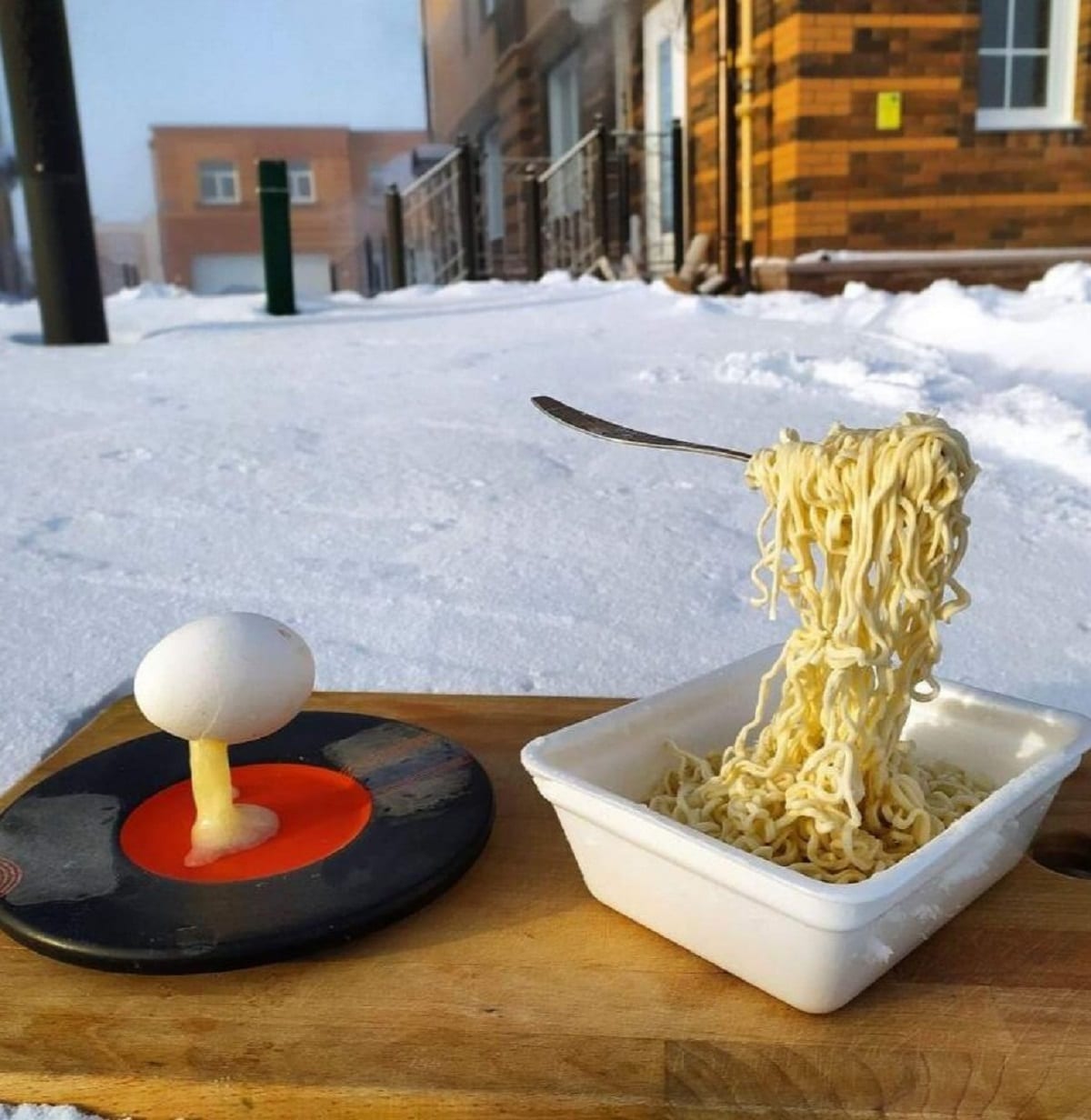 Pasta congelata a mezz’aria, lo scatto che sta facendo il giro del web