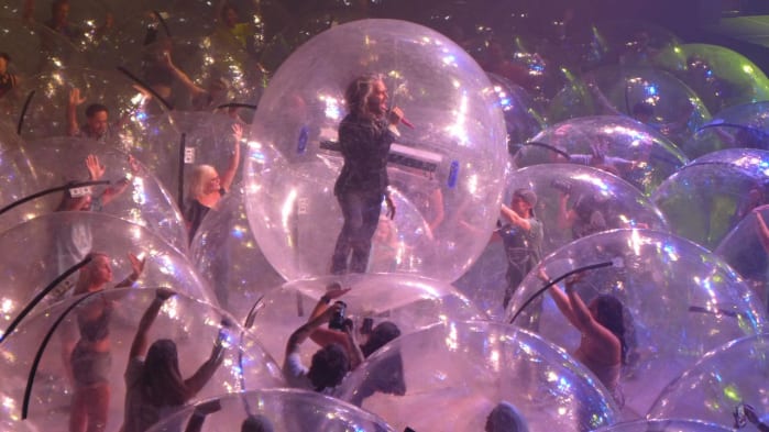 Concerti in tempo di COVID: la folle trovata dei Flaming Lips