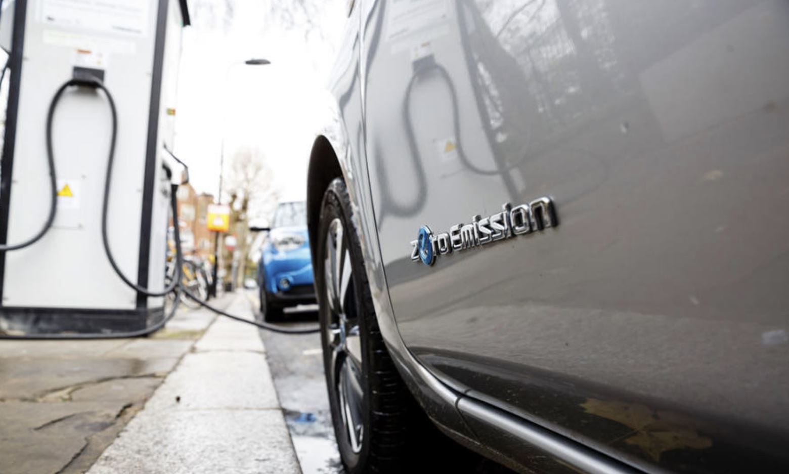 Auto elettriche, via libera alla circolazione sulle corsie riservate ai bus: succede in UK