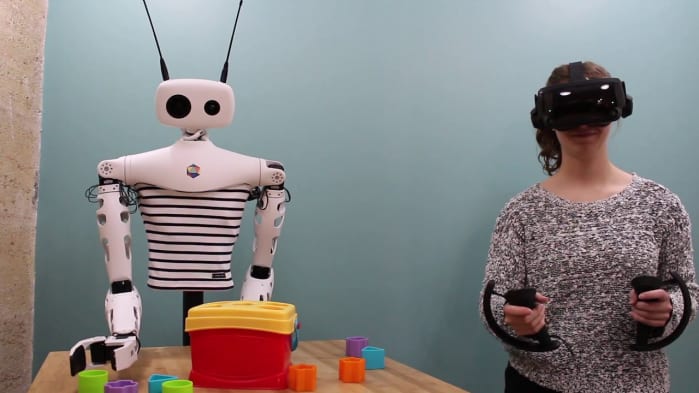 Robot controllati in VR: Reachy di Pollen Robotics fa faville
