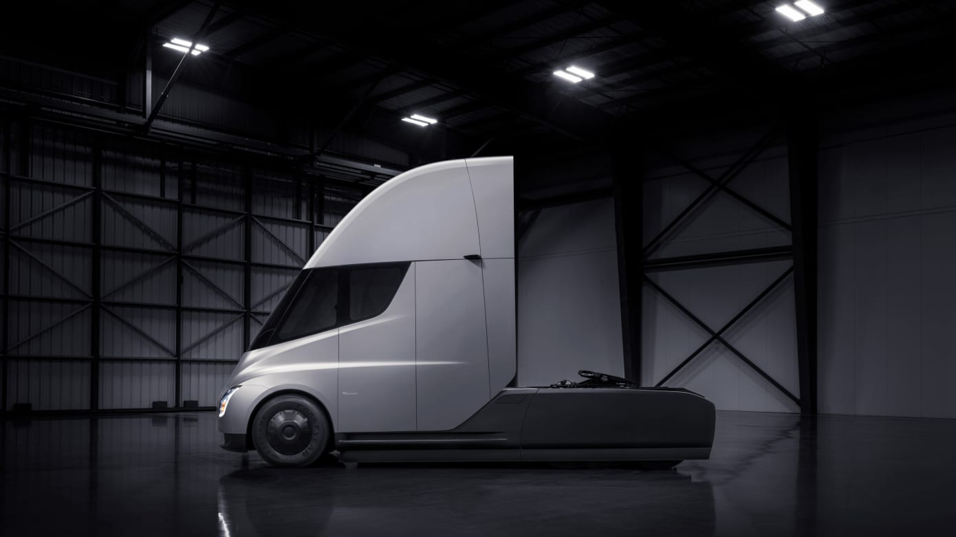 Tesla Semi pronto per la produzione, ma mancano le batterie