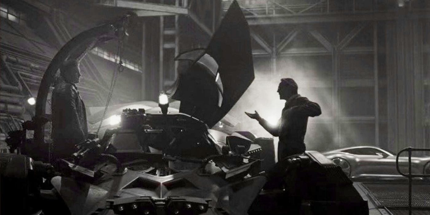 Justice League: una nuova foto mostra Alfred che lavora alla Batmobile