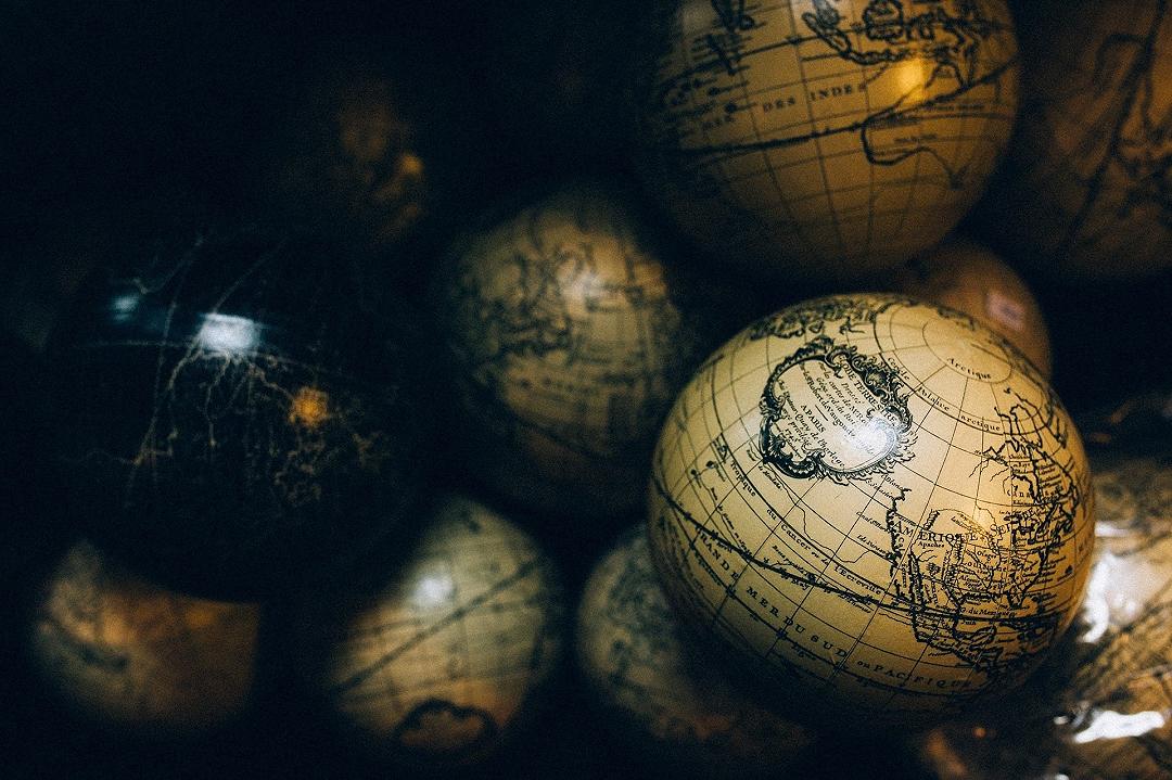 Il modo migliore di stampare la mappa del mondo? Stamparla su due lati