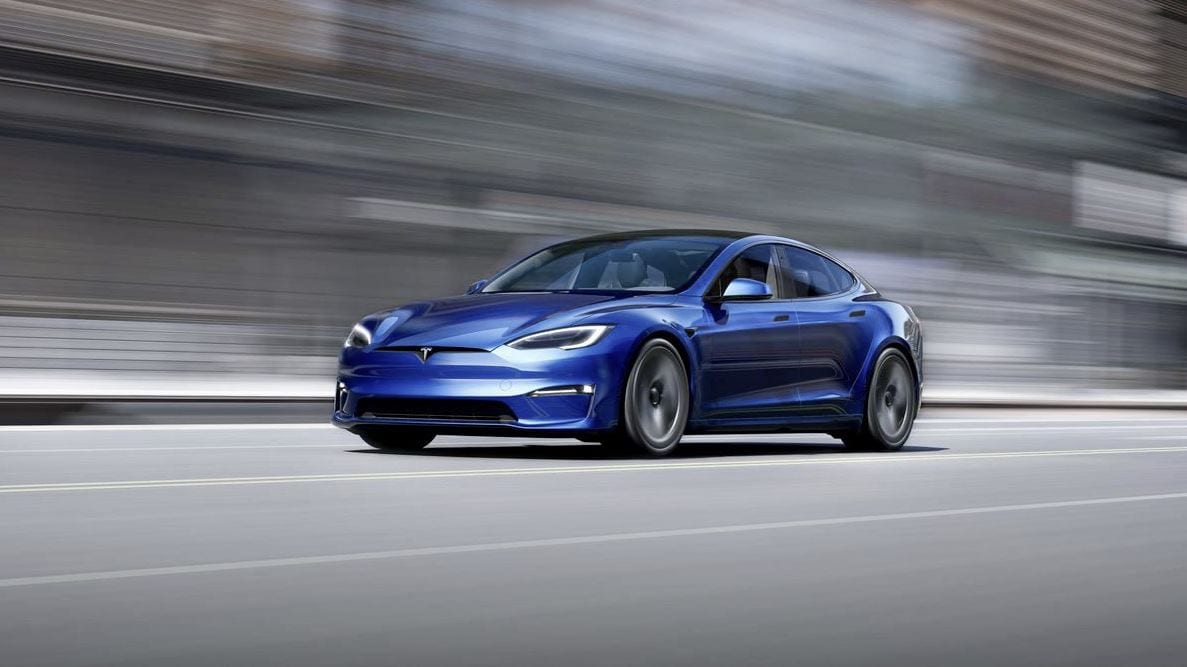 Tesla Model S Plaid+: guarda il bolide elettrico sfrecciare sulla neve in un nuovo video ufficiale