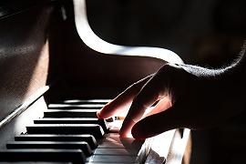 Questa IA è in grado di comprendere la musica “spiando” il pianista