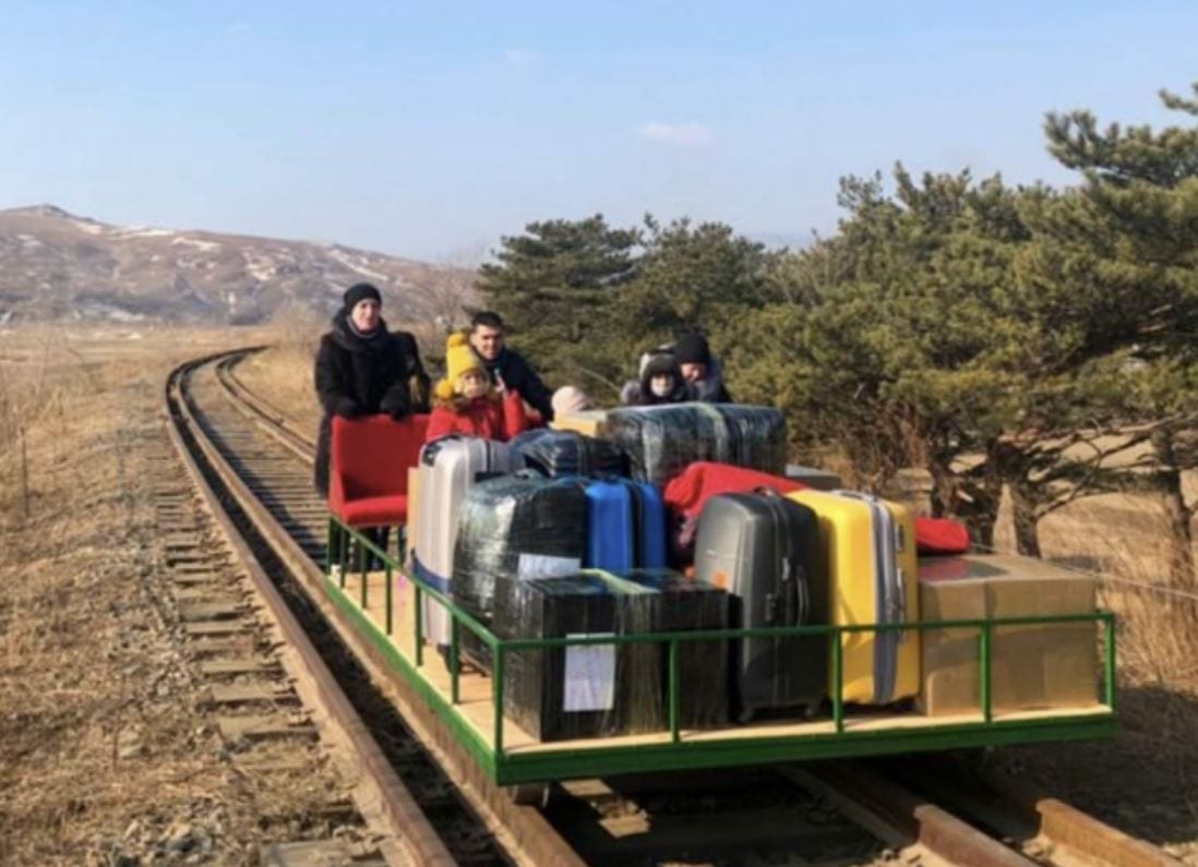 Corea del Nord: i diplomatici russi che sono tornati a casa usando un carrello ferroviario manuale