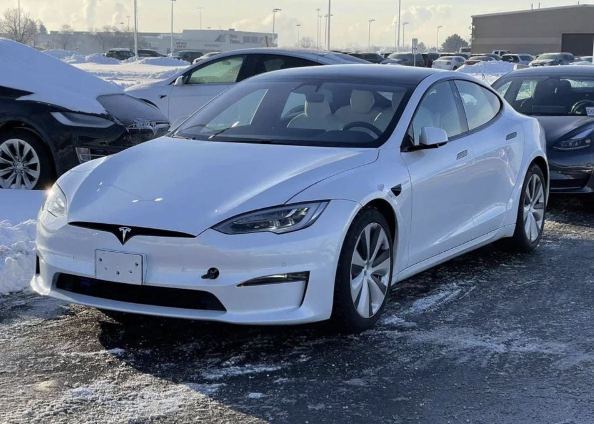 Tesla Model S: la nuova elettrica si mostra in alcuni scatti reali, rivelato il volante di serie