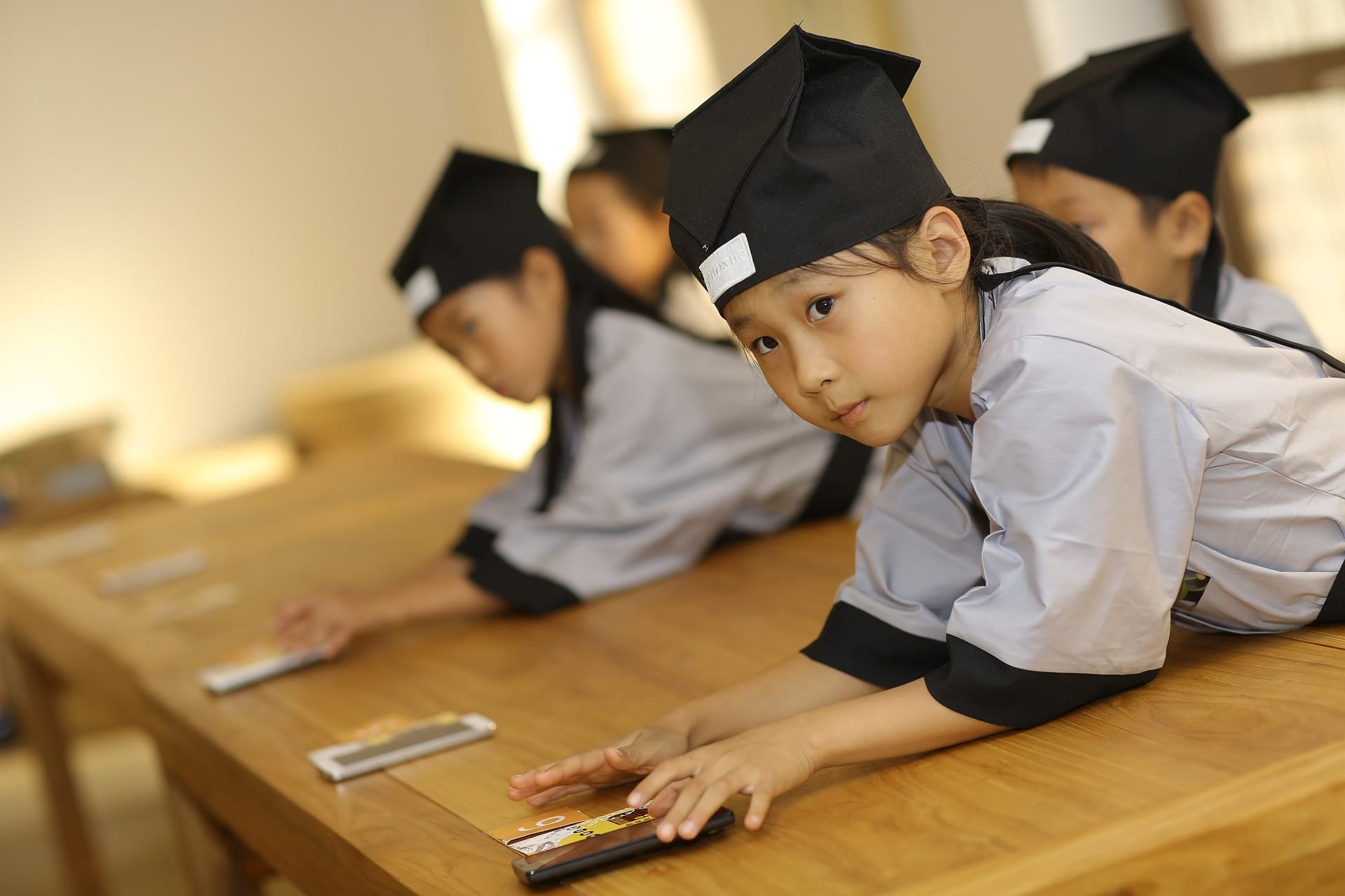 Cina, proibiti i telefonini a scuola per combattere la dipendenza da internet