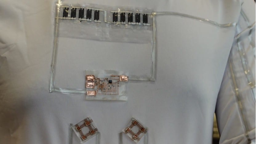 Una maglietta trasforma il sudore in energia con cui ricaricare lo smartphone