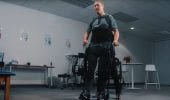 Calciatore paralizzato torna a camminare grazie a un esoscheletro