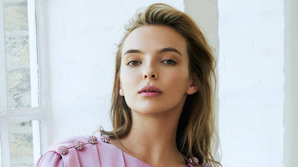 Jodie-Comer-kitbag