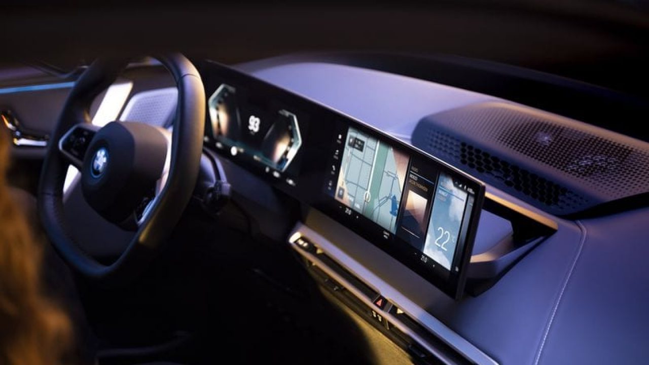 BMW si prepara a lanciare un cruscotto digitale curvo