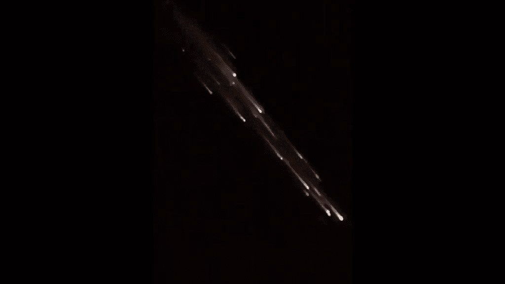 Fasci di luci: i detriti del falcon 9 hanno dato spettacolo nei cieli notturni