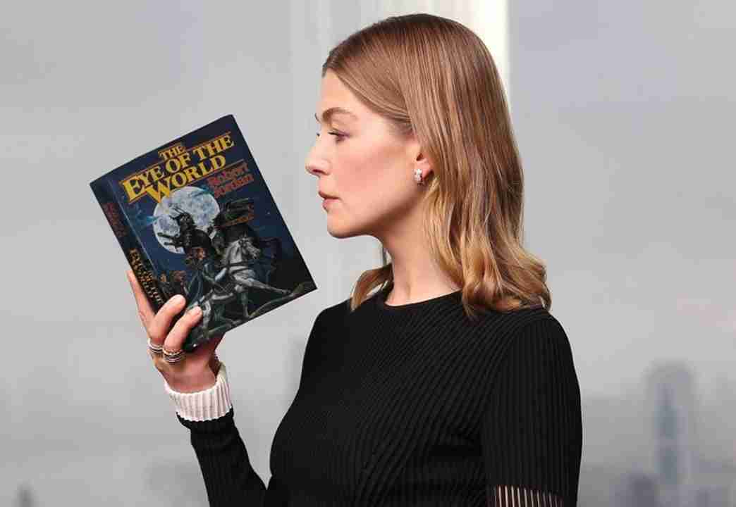 La Ruota del Tempo: primo sguardo a Rosamund Pike nei panni di Moiraine