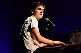 Los Angeles Lakers: Bo Burnham sarà Larry Bird nella serie tv di HBO