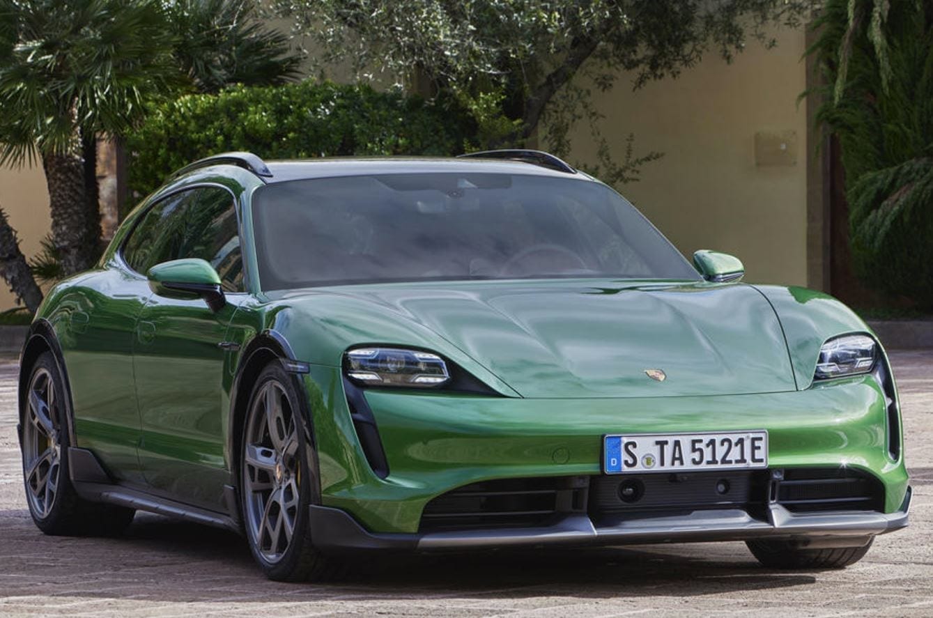 Porsche Taycan: richiamo globale per l’elettrica tedesca, un glitch prosciuga la batteria improvvisamente