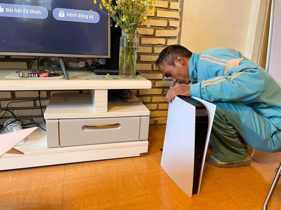 PS5, uomo inganna la moglie spacciando la console per un router