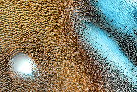 Marte, la NASA mette in mostra le dune “blu”