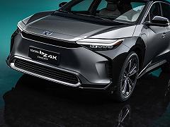 Toyota bZ4X: il SUV elettrico svelato a Shanghai, volante a cloche come sulla Model S