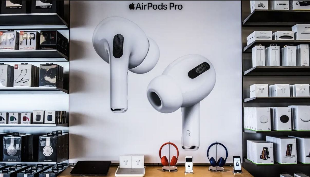 Apple Airpods, domanda in calo: l’azienda riduce la produzione