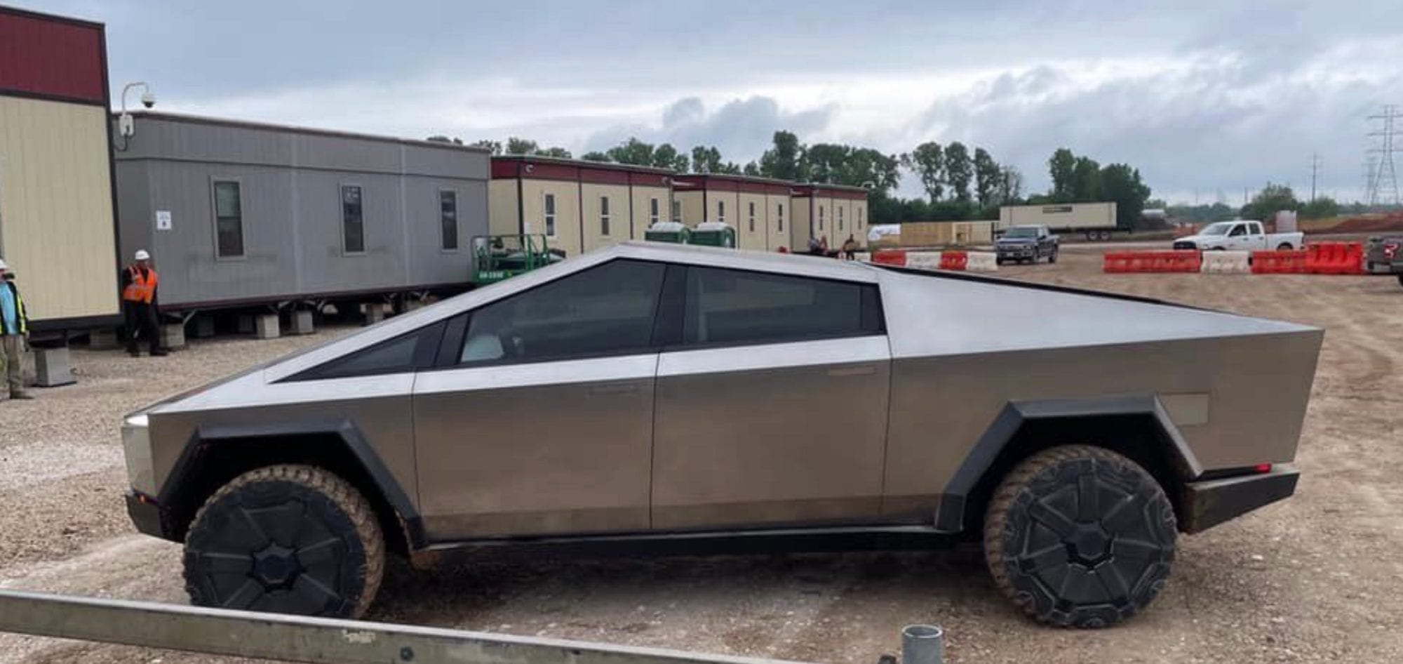 Tesla Cybertruck: un prototipo si fa vedere in Texas, poi spunta anche Elon Musk