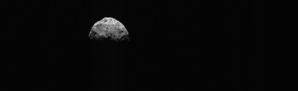 Osiris-Rex: completa il giro finale dell’asteroide Bennu