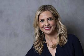 Hot Pink: Sarah Michelle Gellar nella serie tv di Amazon