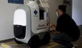 Il robot lattaio che rifornisce le case di Singapore: "con la pandemia le persone non vogliono contatti"