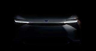 Toyota, il SUV elettrico si mostra in un video teaser: verrà presentato il 19 aprile