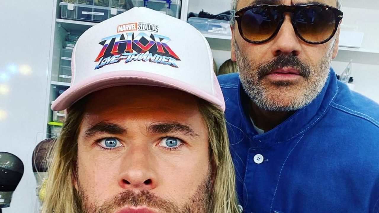 Thor: Love and Thunder, Chris Hemsworth condivide una foto dal set con Taika Waititi