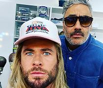 Thor: Love and Thunder, Chris Hemsworth condivide una foto dal set con Taika Waititi