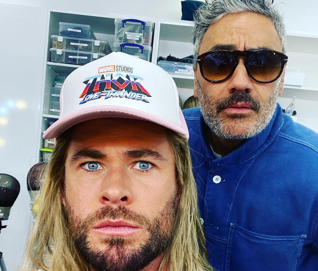 Thor: Love and Thunder, Chris Hemsworth condivide una foto dal set con Taika Waititi