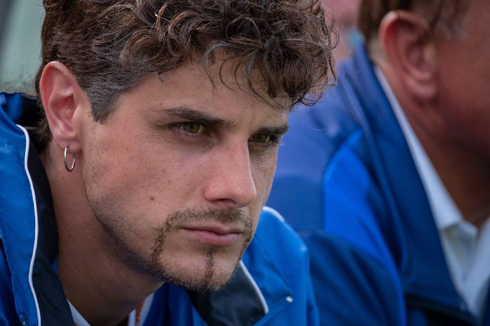 Il Divin Codino: Andrea Arcangeli diventa Roberto Baggio nel video dietro le quinte