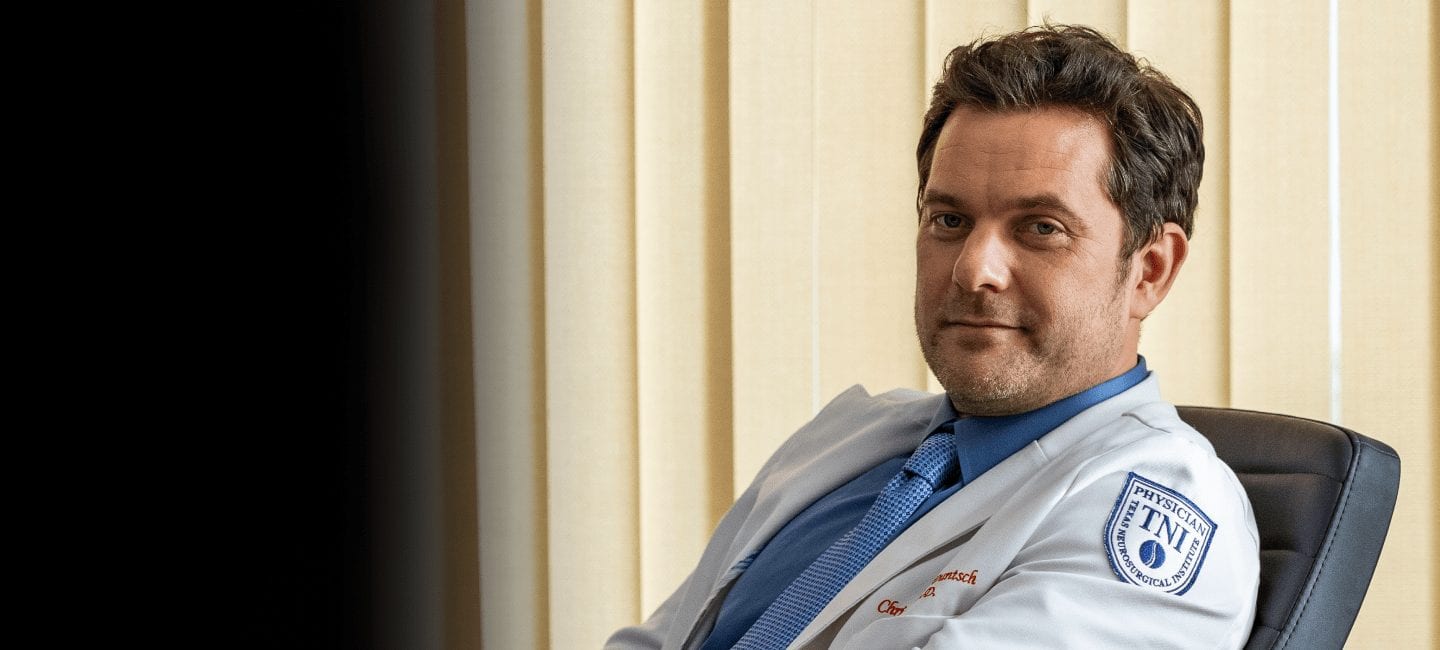 Joshua Jackson è il famigerato Dr. Death nel trailer della nuova serie Peacock