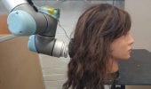 Robot: un braccio meccanico spazzola delicatamente i capelli