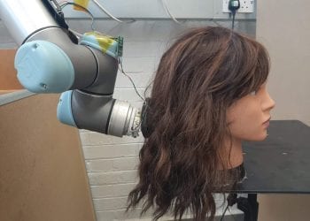 Robot: un braccio meccanico spazzola delicatamente i capelli